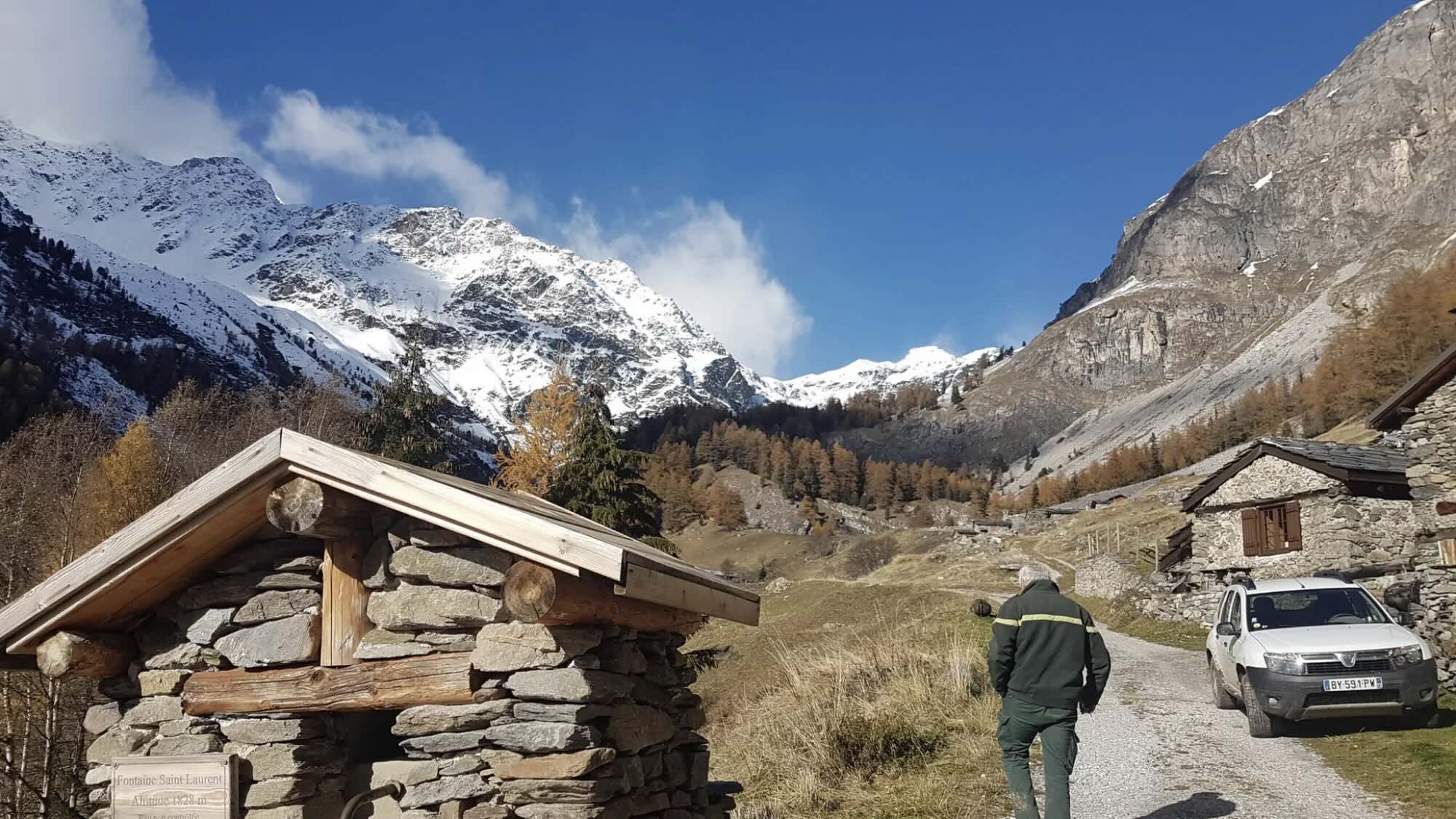 Photo d'une cabane en montagne.